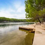 1 Bedroom Beautiful In Apartamento *