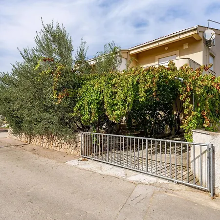 1 Bedroom Beautiful In *