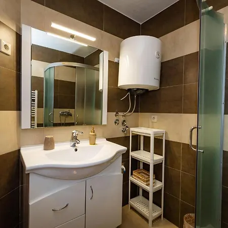 1 Bedroom Cozy In Appartement *