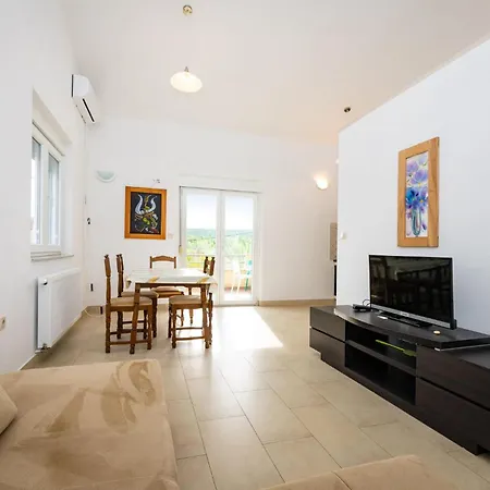 1 Bedroom Cozy In Appartement