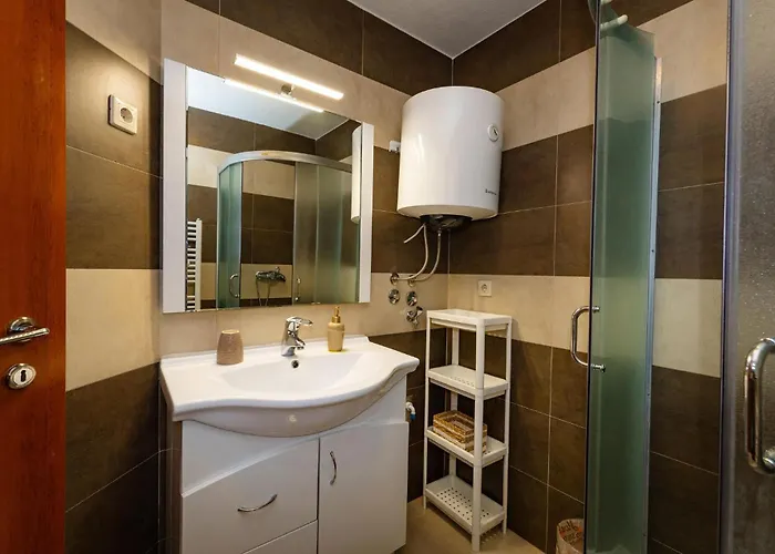 1 Bedroom Cozy In דירה *